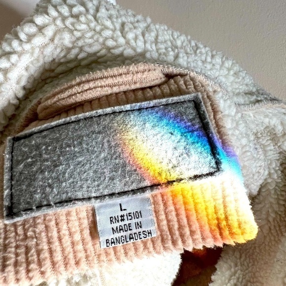 Pre Owned Great Condition Tan zipper front cozy winter coat. Size L. - Picture 10 of 10